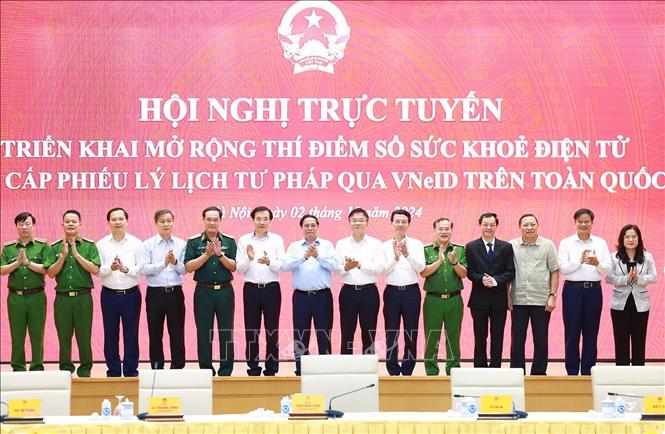 Thủ tướng: Mỗi công dân đều có Sổ sức khỏe điện tử và được cấp Phiếu lý lịch tư pháp trên VNeID