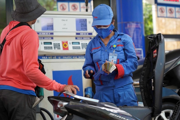 Giá xăng giảm mạnh, E5 RON 92 xuống dưới 19.000 đồng/lít