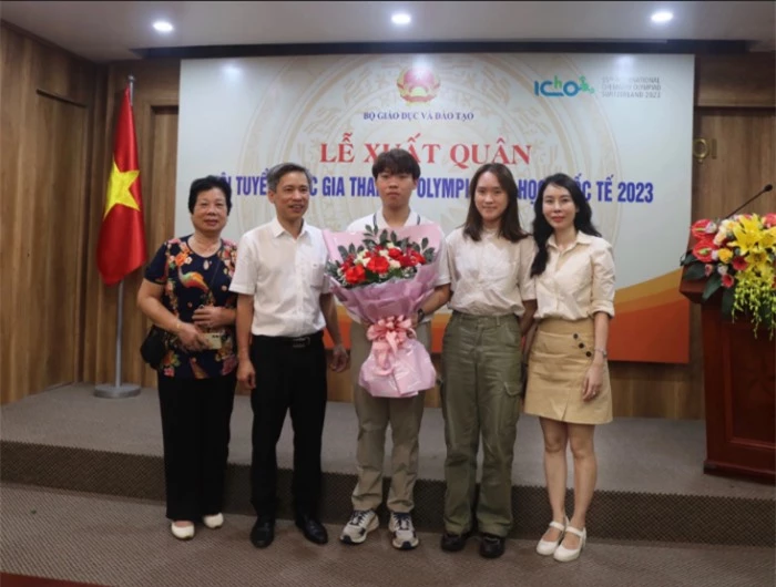 Gia-dinh-hiem-hoi-o-viet-nam-co-bo-la-bac-si-gioi-noi-tieng-2-con-cung-dat-hcv-olympic-quoc-te-3