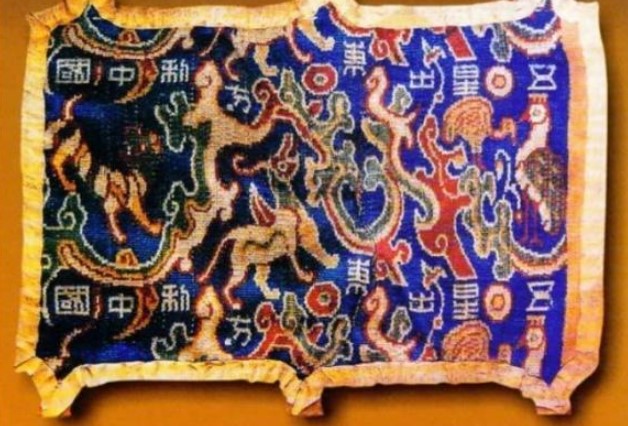 Bất ngờ với 8 chữ tiên tri năm 2040 xuất hiện trên tấm vải nghìn tuổi, điềm báo là gì? Tai ương hay may mắn?