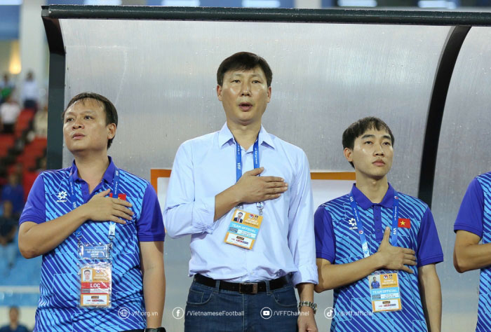 HLV Kim Sang Sik nhận tối hậu thư, ĐT Việt Nam được VFF giao nhiệm vụ khó tin