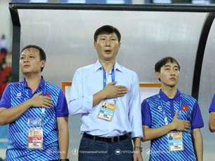 HLV Kim Sang Sik nhận tối hậu thư, ĐT Việt Nam được VFF giao nhiệm vụ khó tin