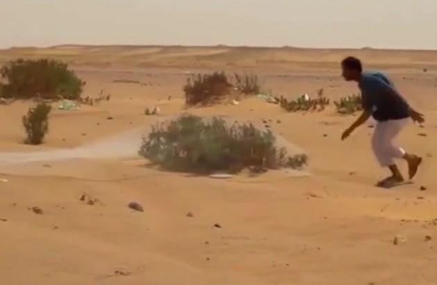 CLIP: Độc lạ, chàng chai Ả Rập dùng chài 'bắt chim' giữa sa mạc