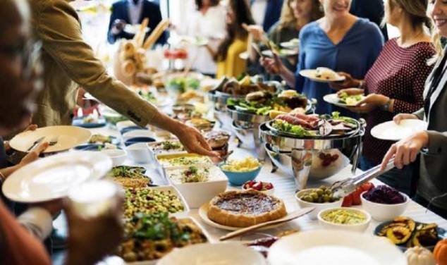 T&#x1EA1;i sao ti&#x1EC7;c buffet th&#x1B0;&#x1EDD;ng r&#x1EBB; h&#x1A1;n c&#xE1;c h&#xEC;nh th&#x1EE9;c &#x103;n u&#x1ED1;ng kh&#xE1;c? L&#xFD; do &#x111;&#x1B0;&#x1EE3;c ti&#x1EBF;t l&#x1ED9;