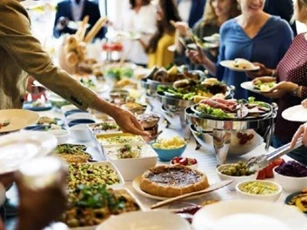 Tại sao tiệc buffet thường rẻ hơn các hình thức ăn uống khác? Lý do được tiết lộ