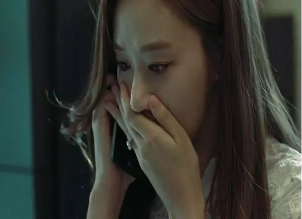 Chồng đi công tác, tôi ở nhà nửa đêm nhận được bức ảnh đám tang, khóc ngất nhìn hai nhân vật trong hình