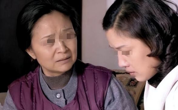 Một mình chăm mẹ 9 năm, bà cho tôi thừa kế sổ tiết kiệm 35 triệu: Đi rút tiền mới chết lặng trước câu nói của nhân viên