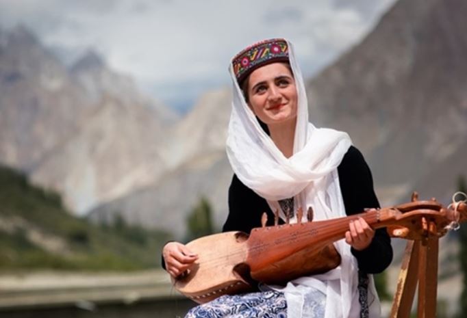 Nơi có nhiều người đẹp nhất thế giới: Là hậu duệ thiên tài quân sự, tự tin hơn 60 tuổi vẫn sinh con