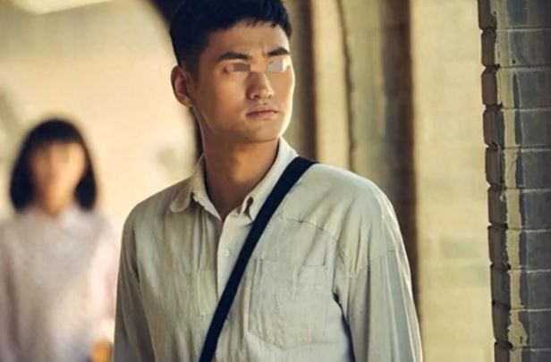 Vác giúp người lạ 8 bao xi măng lên 10 tầng, tôi nhận lại một chiếc balo: Về nhà mở ra, tôi lập tức bật khóc