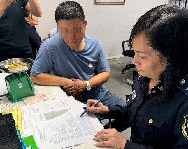 Hải quan Nội Bài liên tiếp phát hiện người nước ngoài giấu kim loại màu vàng nhập cảnh