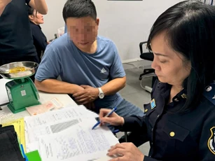 Hải quan Nội Bài liên tiếp phát hiện người nước ngoài giấu kim loại màu vàng nhập cảnh