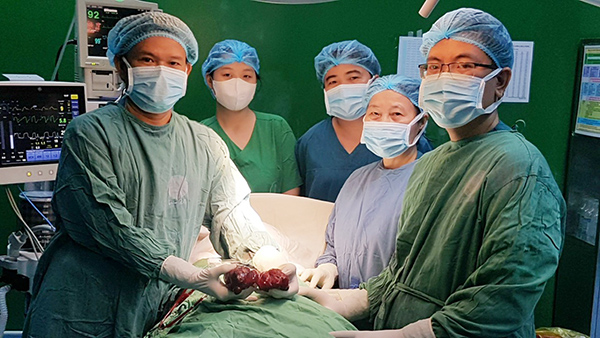 Đà Nẵng: Cắt bướu giáp cỡ lớn cho cô gái sinh năm 2000 mắc bệnh basedow 12 năm