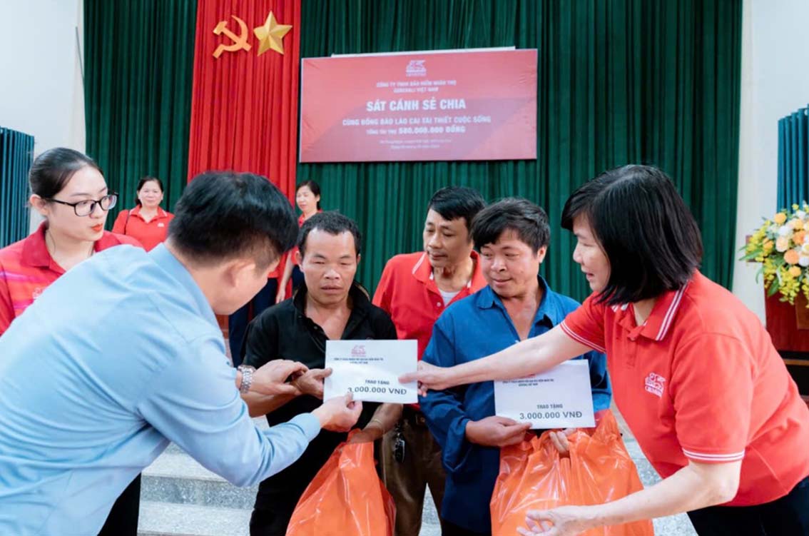 Doanh nghiệp bảo hiểm trao tặng 900 triệu đồng hỗ trợ người dân tái thiết cuộc sống