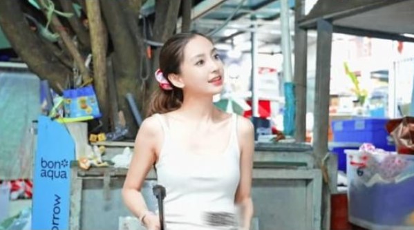 Không còn là đại minh tinh, Angelababy đứng bán thịt nướng ngoài vỉa hè, nhan sắc nhìn như thuở đôi mươi