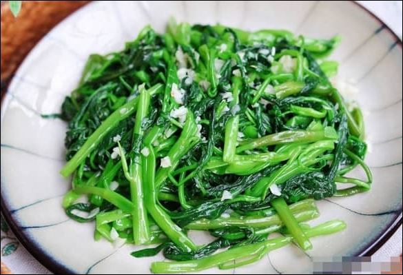 Đầu bếp chia sẻ 3 bí quyết xào rau xanh sao cho giòn tan, mát lành và đầy màu sắc hấp dẫn