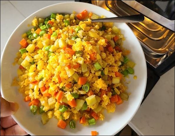 C&#x1A1;m rang b&#x1EB1;ng ch&#x1EA3;o th&#x1B0;&#x1EDD;ng khi&#x1EBF;n nhi&#x1EC1;u ng&#x1B0;&#x1EDD;i e ng&#x1EA1;i v&#xEC; d&#x1EC5; ng&#x1EA5;y, nh&#x1B0;ng n&#x1EBF;u th&#x1EF1;c hi&#x1EC7;n theo c&#xE1;ch n&#xE0;y b&#x1EB1;ng n&#x1ED3;i chi&#xEA;n kh&#xF4;ng d&#x1EA7;u, b&#x1EA1;n s&#x1EBD; c&#xF3; m&#xF3;n c&#x1A1;m v&#x1EEB;a gi&#xF2;n ngon l&#x1EA1;i &#xED;t ng&#xE1;n