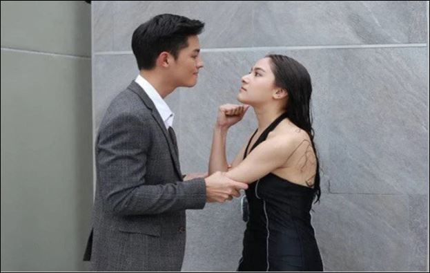 8h tối, tôi đặt mấy mảnh bát vỡ cùng lá đơn ly hôn lên bàn trước sự kinh ngạc tột cùng của chồng