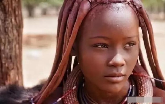 Bộ tộc bùn đỏ châu Phi: Coi 'khỏa thân' là đẹp, phụ nữ hầu như không bao giờ tắm, đàn ông khó sống đến 15 tuổi