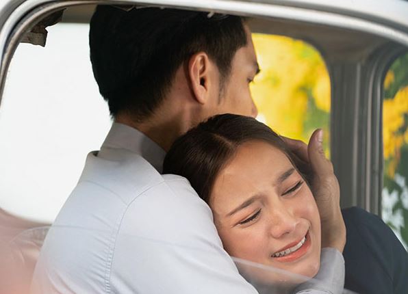 Cầm trên tay kết quả khám bệnh, băn khoăn chưa biết nói với vợ thế nào, chồng 'chết đứng' khi vợ ném cho tờ giấy siêu âm