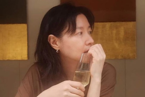 Từng bị soi mói vì lấy người đàn ông bằng tuổi chú, bây giờ cuộc sống của cô khiến người khác phải lóa mắt