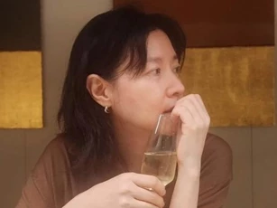 Từng bị soi mói vì lấy người đàn ông bằng tuổi chú, bây giờ cuộc sống của cô khiến người khác phải lóa mắt