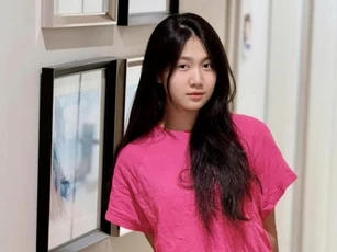 Diễn viên Mạnh Trường khoe ảnh thuở bé so với hiện tại của con gái, nhan sắc ngày càng trổ mã gây sốt