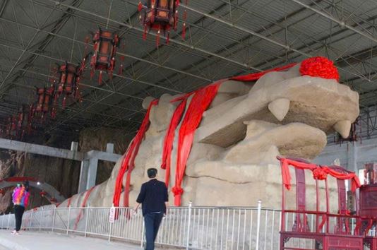 Người nông dân đào cát đụng phải ‘rồng đá’ dài 369m, hiện trường lập tức bị phong toả