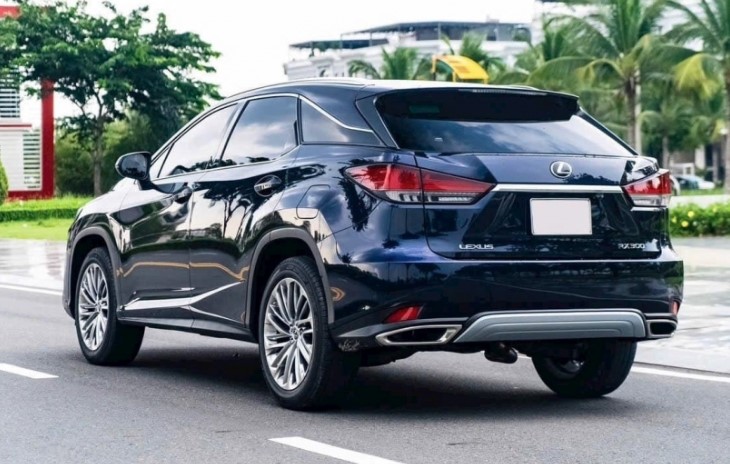 Xe sang Lexus RX 300 bán lại với giá không ngờ sau 3 năm lăn bánh