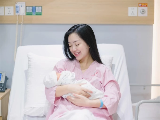 Mặt mộc của vợ Đức Chinh sau sinh khiến dân tình cảm thán: Quả nhiên là nàng WAG xinh đẹp nhất