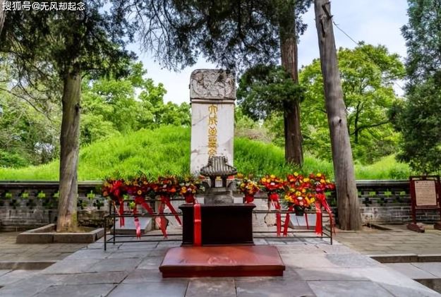 Hé lộ dòng chữ khiến Khang Hy nhất định không chịu quỳ xuống khi viếng mộ Khổng Tử 