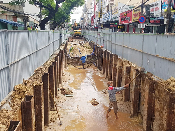 Theo Cục Thống kê Đà Nẵng, công tác giải ngân vốn đầu tư công của TP vẫn còn nhiều khó khăn về thời gian và trình tự thủ tục, giải phóng mặt bằng...