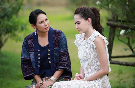 Cưới được một tháng, em gái về nhà khóc lóc, ngay hôm sau, mẹ ép vợ chồng tôi phải bán hết vàng cưới, rút tiền tiết kiệm đưa cho em