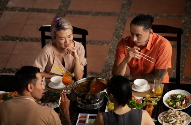 H&#x1ECD;p gia &#x111;&#xEC;nh, b&#x1ED1; &#x111;&#xF9;ng &#x111;&#xF9;ng &#x111;&#xF2;i &#x111;&#x1EBF;n vi&#x1EC7;n d&#x1B0;&#x1EE1;ng l&#xE3;o &#x1EDF;, nh&#x1EEF;ng l&#x1EDD;i &#xF4;ng n&#xF3;i khi&#x1EBF;n con c&#xE1;i lo l&#x1EAF;ng nh&#xEC;n nhau