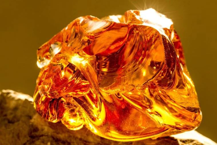 Cụ bà nhặt hòn đá về chặn cửa, sau này mới phát hiện đây là 'kho báu' đáng giá 27 tỷ đồng 