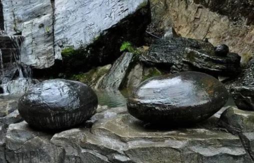 Kỳ lạ ngọn núi kỳ lạ cứ 30 năm nó lại ‘đẻ’ một quả trứng đá! Các chuyên gia đều có lời giải thích hoàn hảo