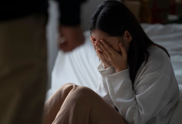 Vô tình làm vỡ một cái tách, tôi bị chồng mắng chửi đuổi đi và càng đau đớn khi biết thú vui xa xỉ của anh