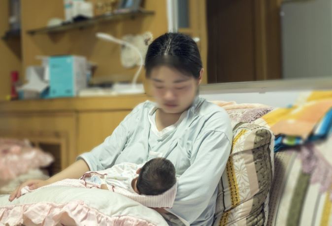 Chỉ vì một quả trứng luộc mà bà nội nhốt cháu gái ngoài cửa, để rồi bị chính đứa cháu trai mình yêu thương tạt cho gáo nước lạnh (P1)