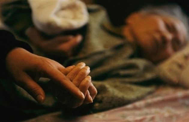 Chồng giấu tôi gửi mẹ hơn 2 tỷ để phòng thân, đến ngày bà hấp hối, tôi nhận được 8 cuốn sổ tiết kiệm