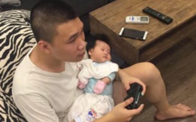 Nhắc chồng "bớt chơi game, chơi cùng con", mẹ bỉm nhận câu trả lời phũ phàng, hội chị em bức xúc "sao chưa ly hôn"?