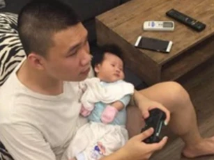 Nhắc chồng "bớt chơi game, chơi cùng con", mẹ bỉm nhận câu trả lời phũ phàng, hội chị em bức xúc "sao chưa ly hôn"?