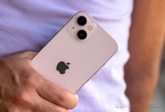 iPhone 13 fulbox VN/A rẻ nhất Việt Nam tháng 10: Thủng sàn, thiết kế trang bị thua iPhone 16 rất ít