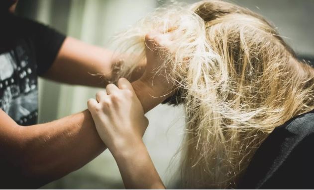 Thấy tôi bị mẹ chồng giật tóc, bố chồng lao vào cản thì bà lăn đùng ra ăn vạ