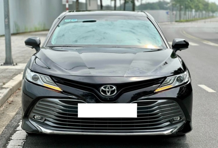Toyota Camry 'full option' lên sàn xe cũ với giá ngỡ ngàng sau 5 năm sử dụng