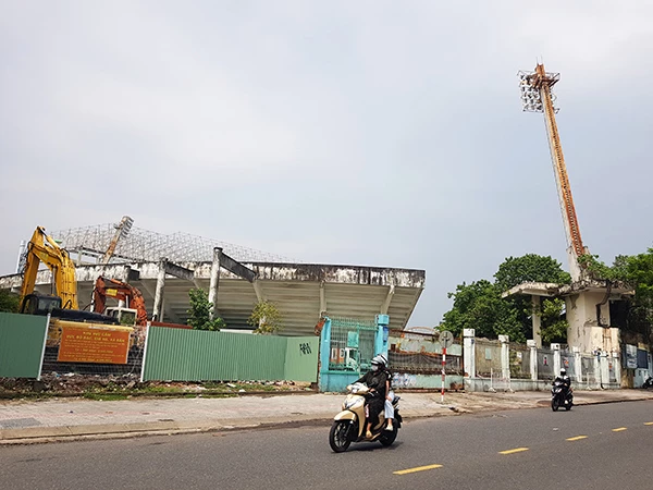 Dự án Khu phức hợp thương mại và dịch vụ cao tầng sân vận động Chi Lăng qua nhiều năm vẫn chưa thu hành án xong đã phản ảnh sự ảm đạm của thị trường bất động sản Đà Nẵng. Dự án Khu phức hợp thương mại và dịch vụ cao tầng sân vận động Chi Lăng qua nhiều năm vẫn chưa thu hành án xong đã phản ảnh sự ảm đạm của thị trường bất động sản Đà Nẵng.