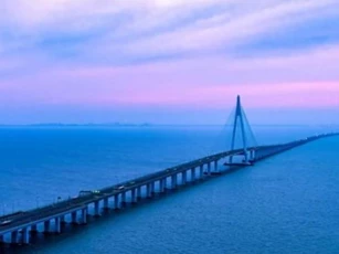 Nước biển rất sâu, trụ cầu vượt biển xây dựng như thế nào?