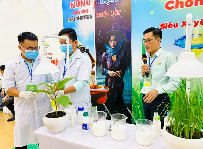 Các chuyên gia thực nghiệm các sản phẩm tại sự kiện.