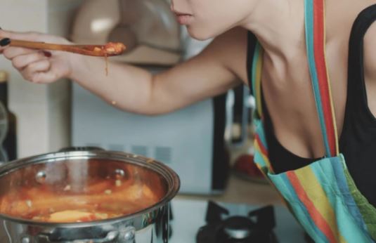 Nấu ăn quá ngon, cô gái bị mẹ chồng tương lai làm khó với yêu cầu không ngờ