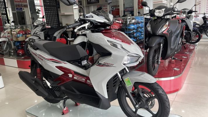 Giá xe Honda Air Blade 2025 giữa tháng 10/2024 giảm cực mạnh, ăn khách hơn Vision vì giá quá rẻ