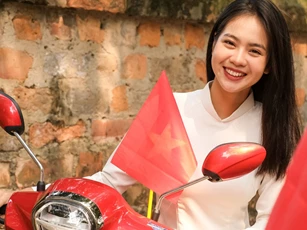 Hot girl khoe nhan sắc tuyệt mỹ bên xe tay ga Yamaha Grande
