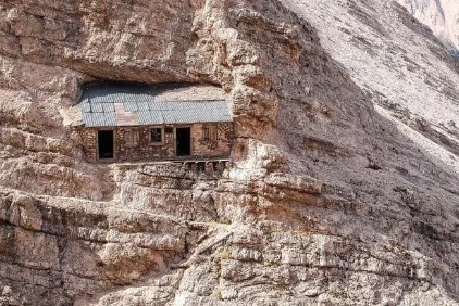 2 ngôi nhà "cô đơn nhất thế giới": Nằm ở vị trí hiểm hóc bậc nhất, đường lên không dành cho người yếu tim